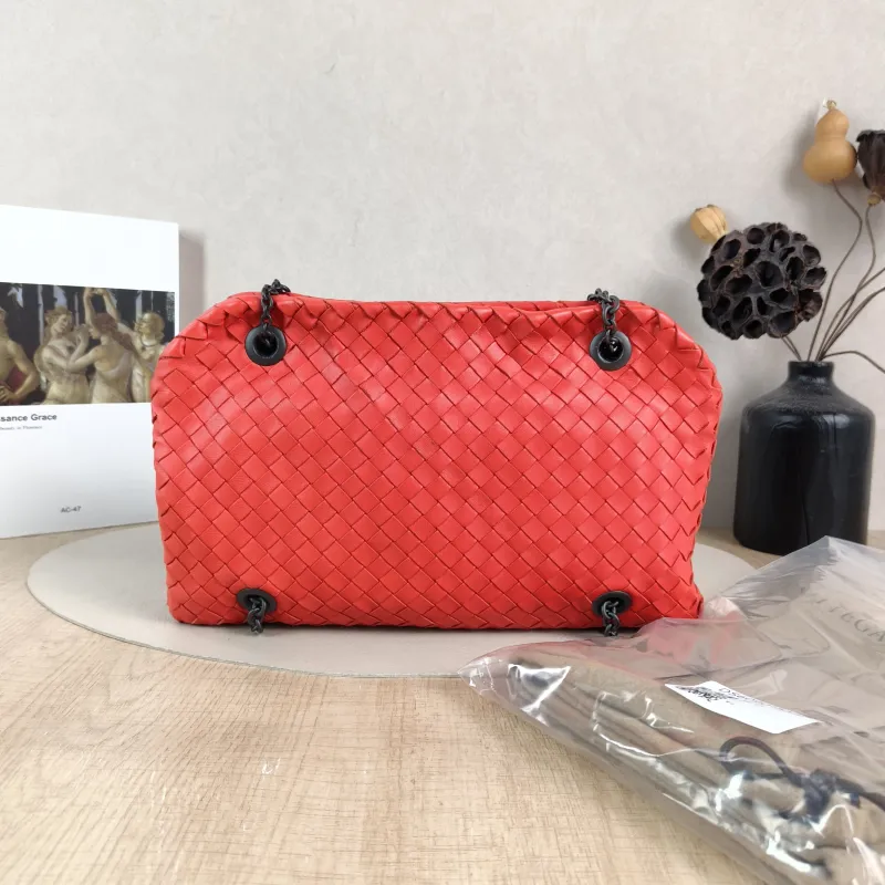 Bottega Veneta Shoulder Bag Shoulder Bag Red Lambskin One Size30 × 4 × 18 cm — cover view 5 of 6