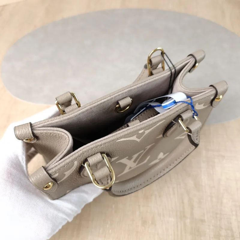 Louis Vuitton Crossbody Bag Onthego BB · White Monogram Empreinte Embossed Calfskin BB 18 × 8.5 × 15 cm — detail view 8 of 11