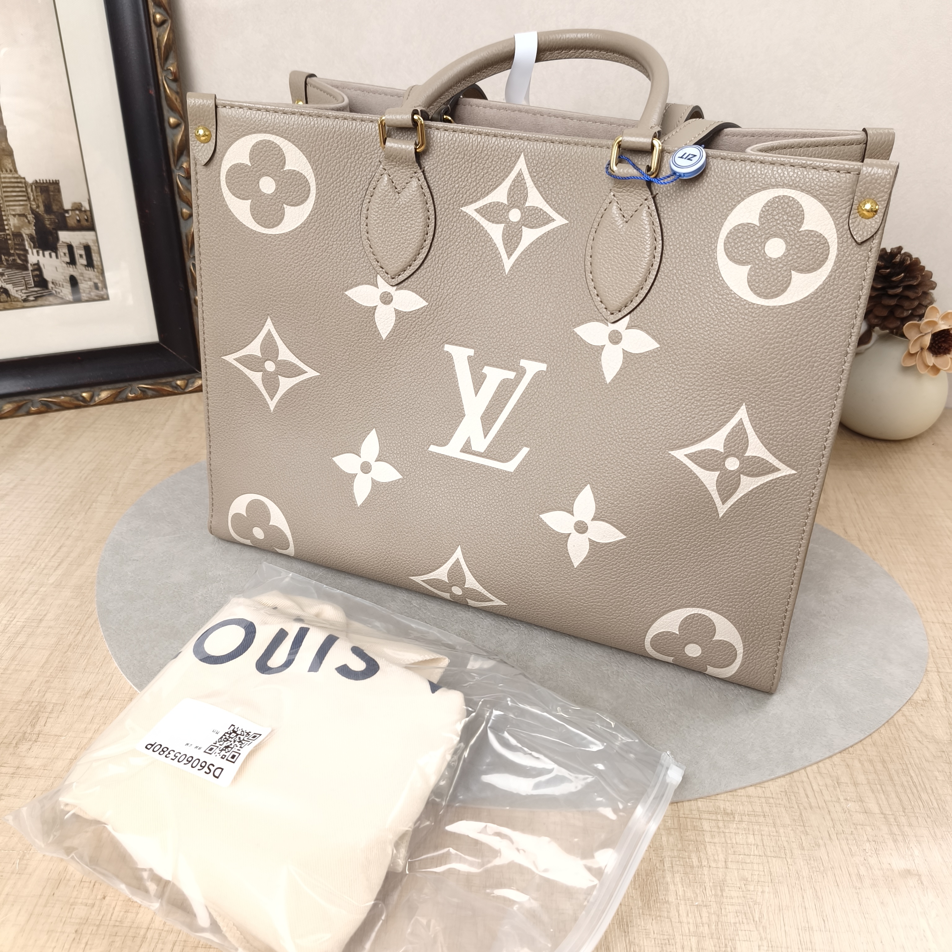 Louis Vuitton Shoulder Bag Onthego Medium · White Empreinte Embossed Calfskin Monogram35 × 14 × 27 cm — cover view 3 of 6