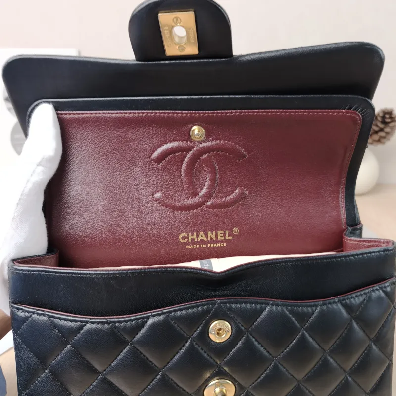 Chanel Crossbody Bag Classic Flap CF Black Lambskin Small23 × 6 × 14.5 cm — detail view 10 of 11