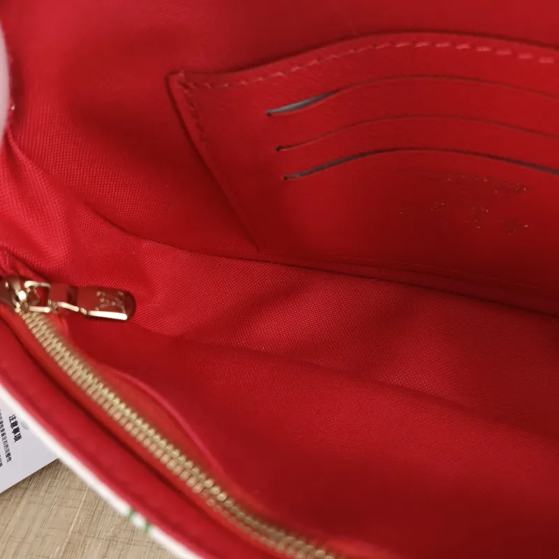 Louis Vuitton Crossbody Bag IVY White · PVC Small 23.5 × 4.3 × 12 cm — detail view 7 of 10