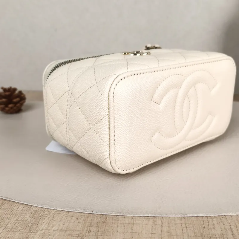 Chanel Crossbody Bag26c Edition Beige Grained Calfskin One Size17 × 8 × 9.5 cm — detail view 13 of 14