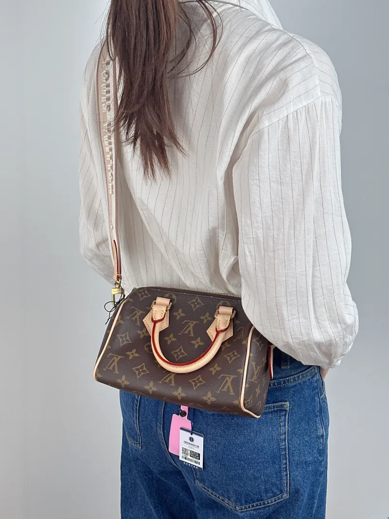 Louis Vuitton Crossbody Bag Speedy20 Shoulder Strap PVC Small 20.5 × 12 × 13.5 cm — on-model view 3 of 3