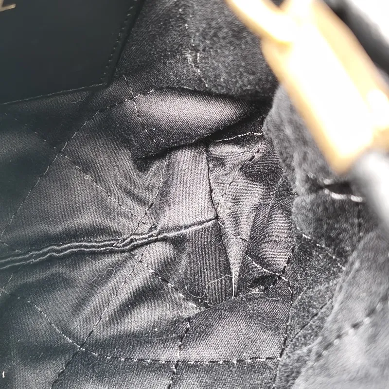 Chanel Shoulder Bag22Bag Black CC alfskinmini20 × 6 × 19 cm — detail view 5 of 11
