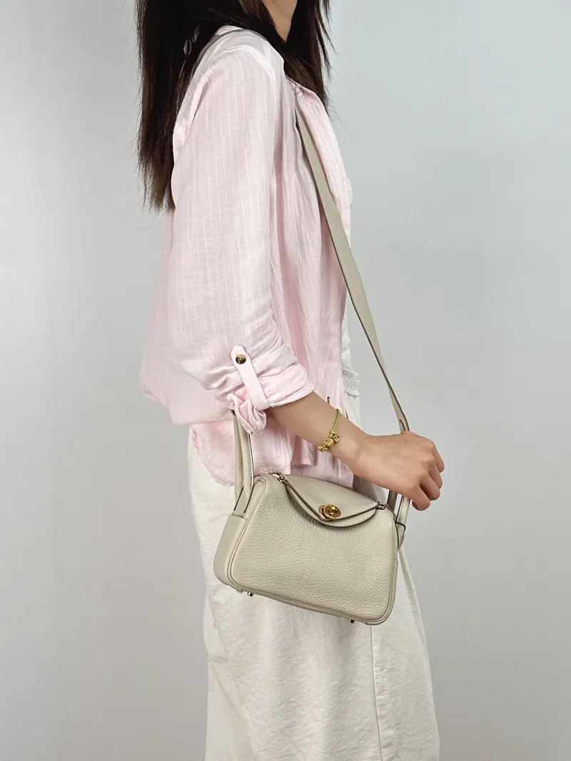 Hermès Crossbody Bag Lindy Mini 198LB eton TC Calfskinmini19 × 9.5 × 13 cm — on-model view 1 of 2