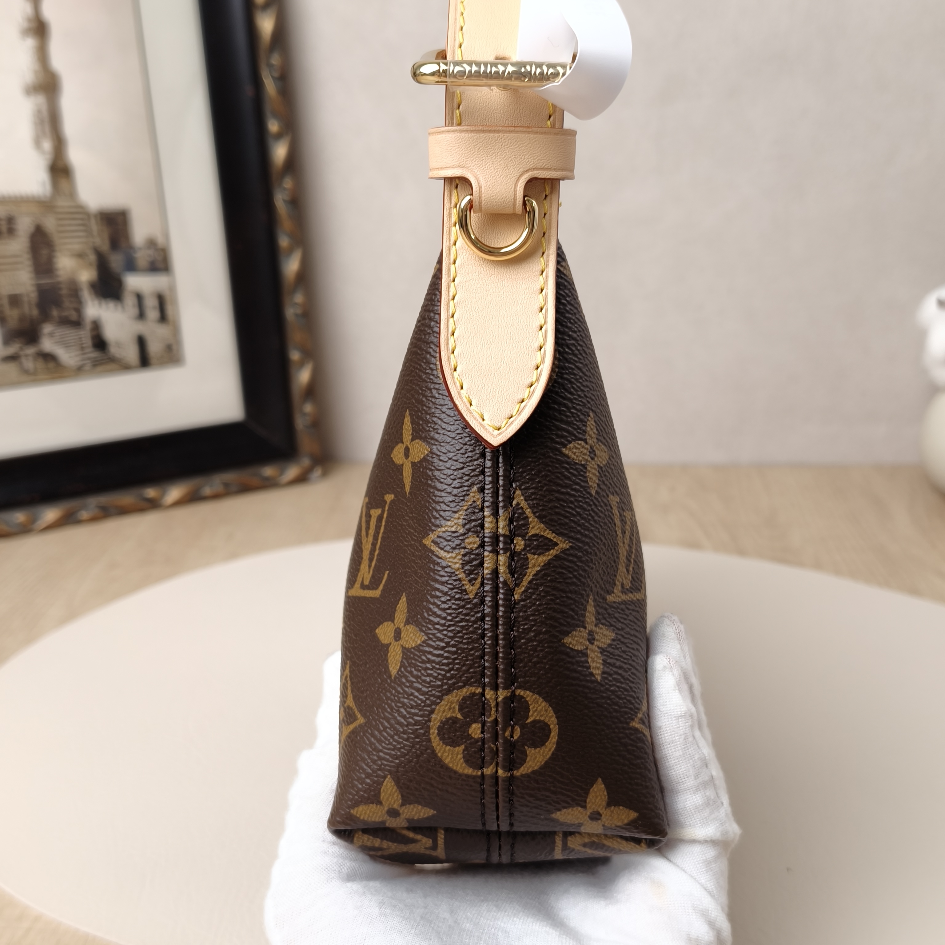 Louis Vuitton Shoulder Bag Pochette Hills Monogram PVC One Size18.5 × 6.5 × 11 cm — cover view 4 of 9
