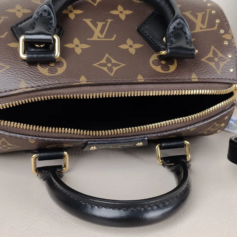 Louis Vuitton Crossbody Bag Speedy Trunk 20 Monogram PVC Small 20.5 × 11 × 13.5 cm — detail view 11 of 15