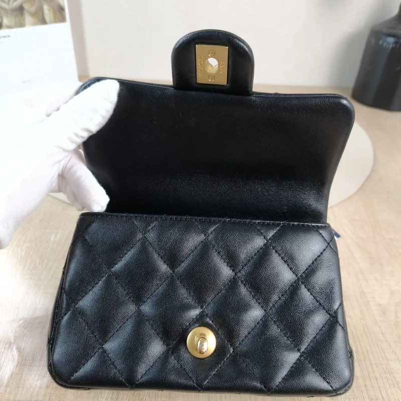 Chanel Crossbody Bag Black Lambskin 18 × 5 × 12 cm — detail view 10 of 11