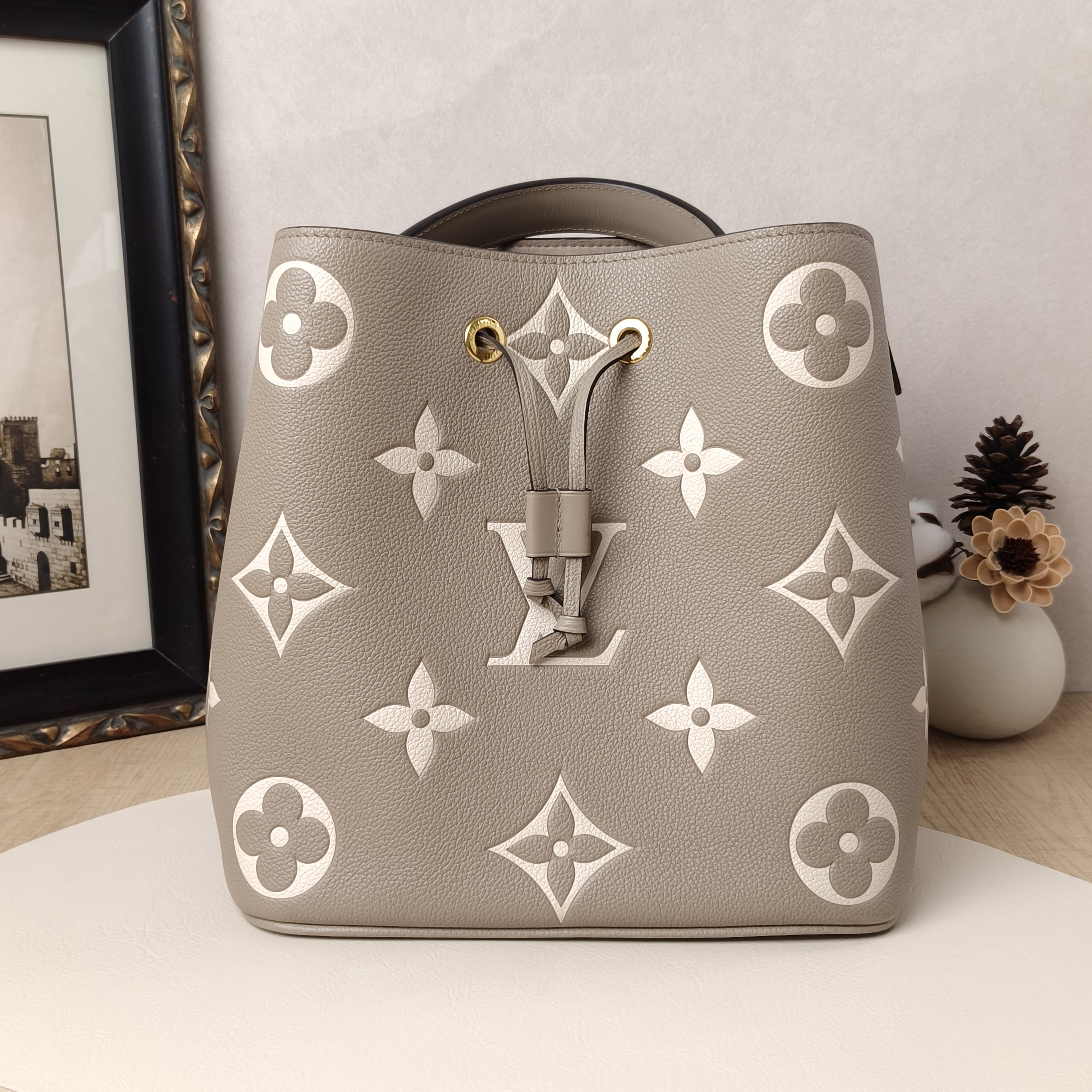 Louis Vuitton Shoulder Bag NÉONOÉ Bucket Bag Grey Calfskin Medium26 × 17.5 × 26 cm