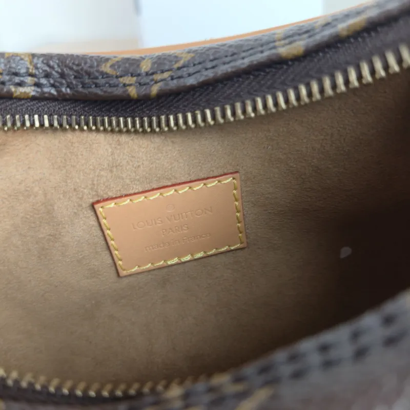 Louis Vuitton Crossbody Bag Loop Monogram PVC Small 23 × 6 × 13 cm — detail view 8 of 10