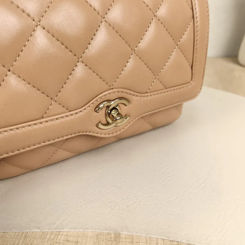 Chanel Crossbody Bag Crossbody Bag Taupe Calfskin One Size20 × 3.5 × 14 cm — detail view 10 of 15