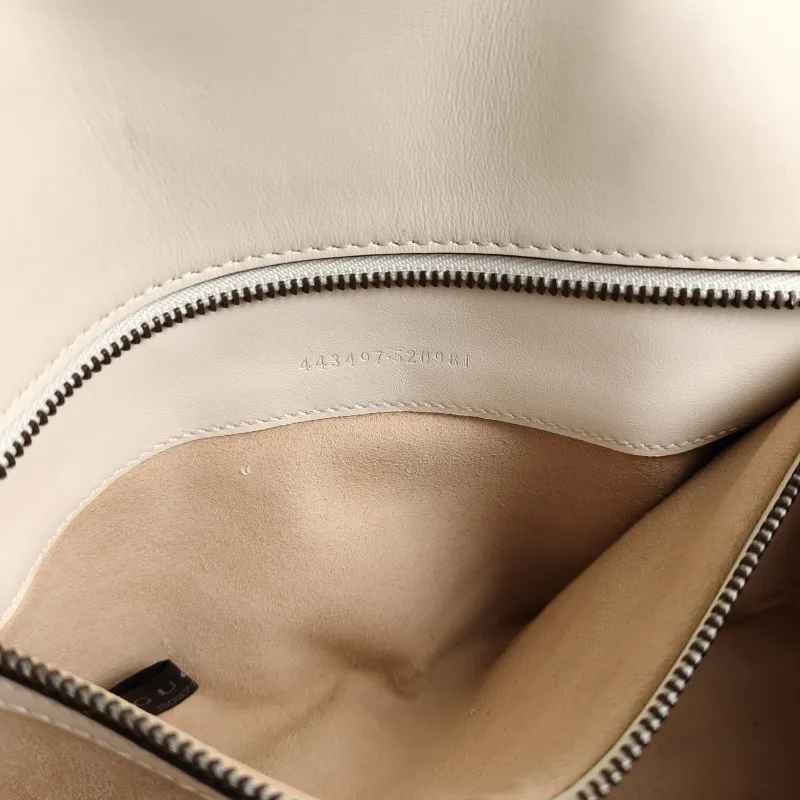 GUCCI Crossbody Bag GG Marmont Medium Marmont 26 White Calfskin 26 × 7 × 15 cm — detail view 10 of 12