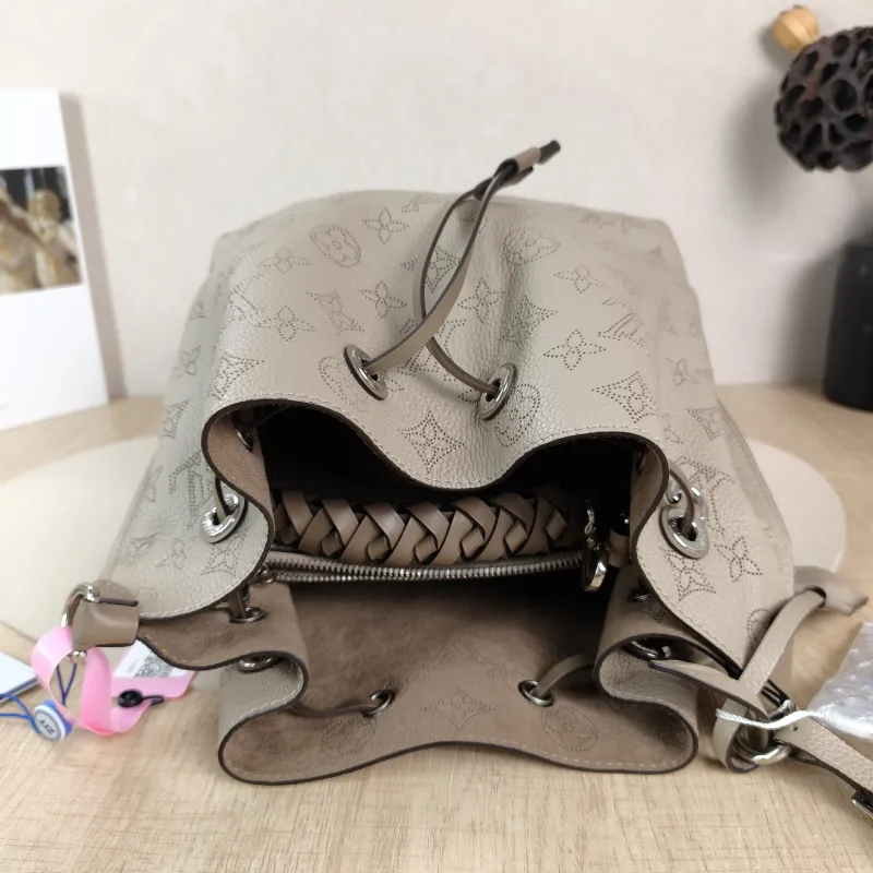 Louis Vuitton Shoulder Bag Muria Grey Calfskin One Size 26 × 14 × 26 cm — detail view 6 of 11