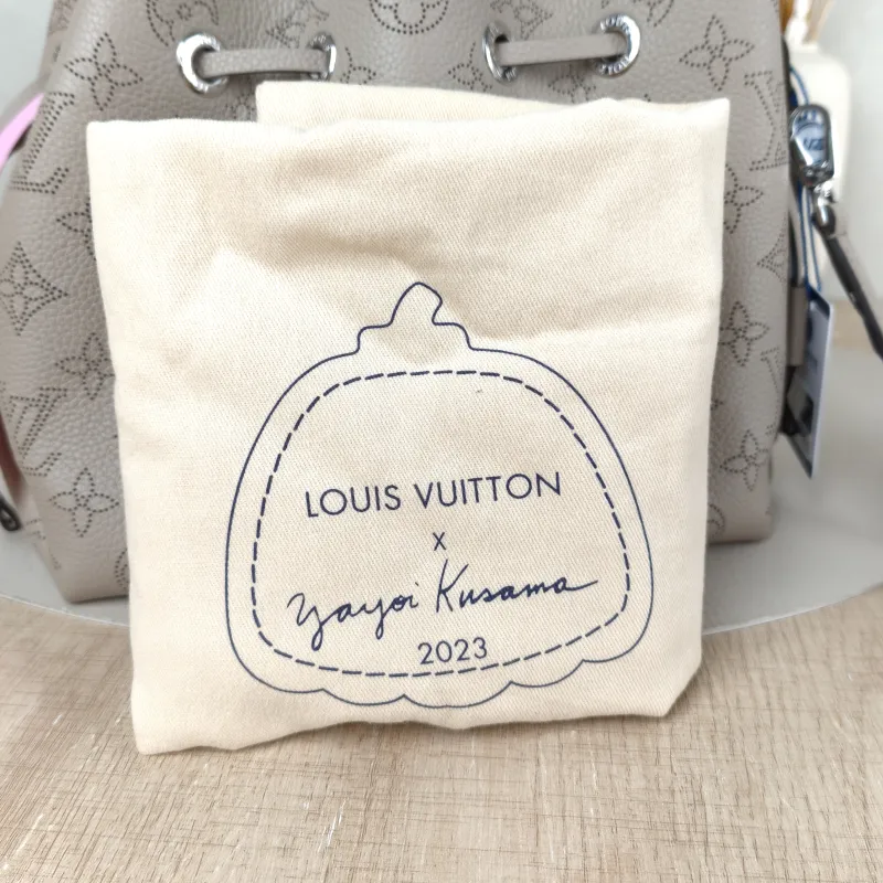 Louis Vuitton Crossbody Bag BELLA Calfskin One Size 22 × 14 × 19 cm — detail view 5 of 11