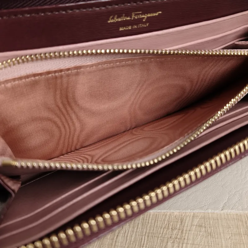 FERRAGAMO Wallet Wallet Red Calfskin One Size19 × 2 × 10.5 cm — detail view 10 of 11