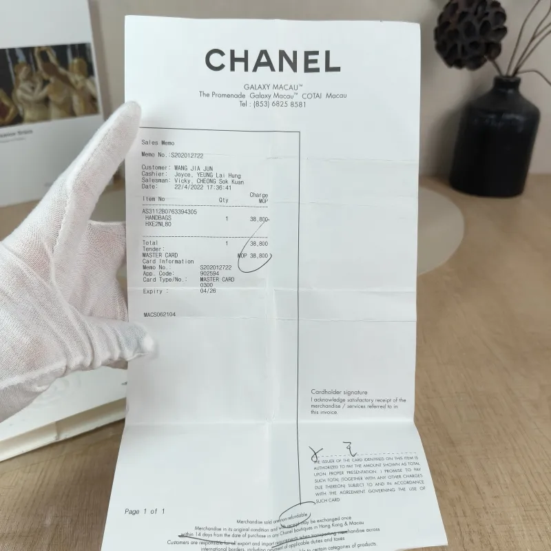 Chanel Shoulder Bag hobo Black with Gold-Tone Hardware Lambskin One Size 22 × 9 × 19 cm — detail view 4 of 11