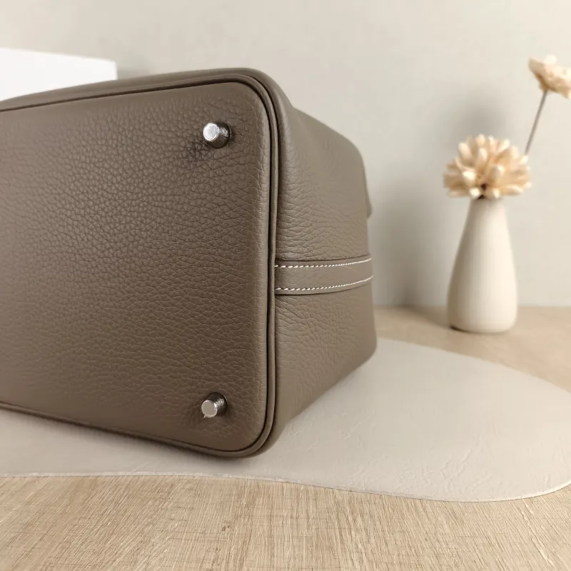 Hermès Top Handle Bag Picotin Lock 22 22 18 TC Calfskin Medium 22 × 17 × 21 cm W — detail view 6 of 10