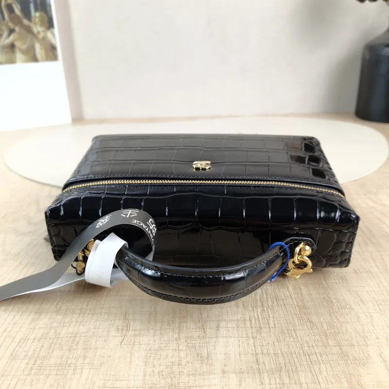 Chanel Crossbody Bag lp Vanity Case Bag Black Calfskin One Size 19.5 × 5 × 17 cm — detail view 1 of 15
