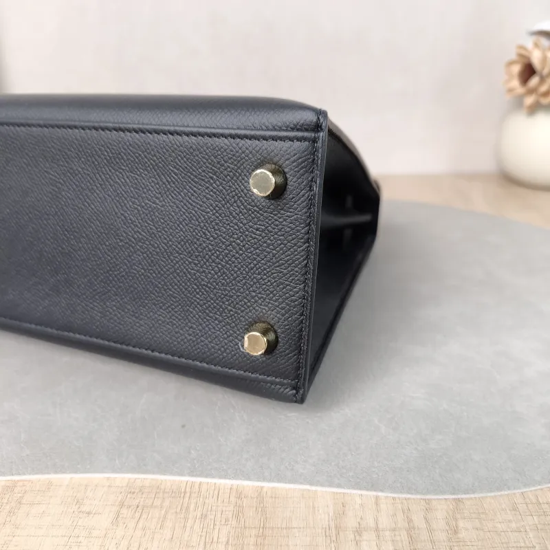 Hermès Shoulder Bag Kelly 25 Gold-Tone Hardware Black with Gold-Tone Hardware Epsom Calfskin Small 25 × 7 × 17 cm W — detail view 14 of 14