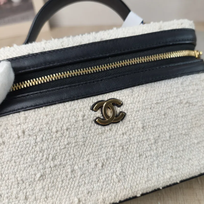 Chanel Crossbody Bag coco-beach Collection lp White Black One Size 19.5 × 5 × 17 cm — detail view 2 of 13
