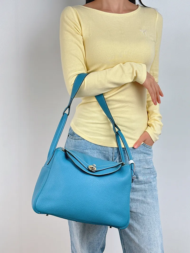 Hermès Crossbody Bag Lindy 3075 Taurillon Clemence TC Calfskin30 × 15 × 19 cm — on-model view 2 of 2