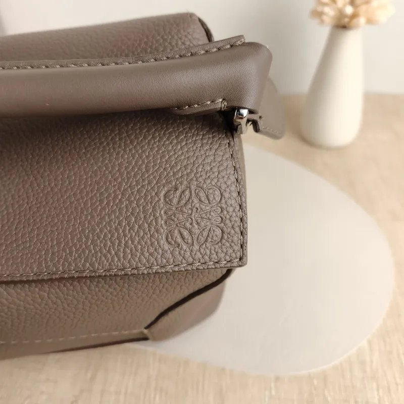 LOEWE Crossbody Bag Puzzle Brown Calfskin Medium 29 × 14 × 19.5 cm — detail view 12 of 12