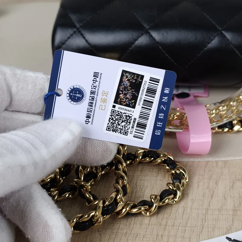 Chanel Crossbody Bag Black Lambskinmini19 × 6 × 12 cm — detail view 10 of 18