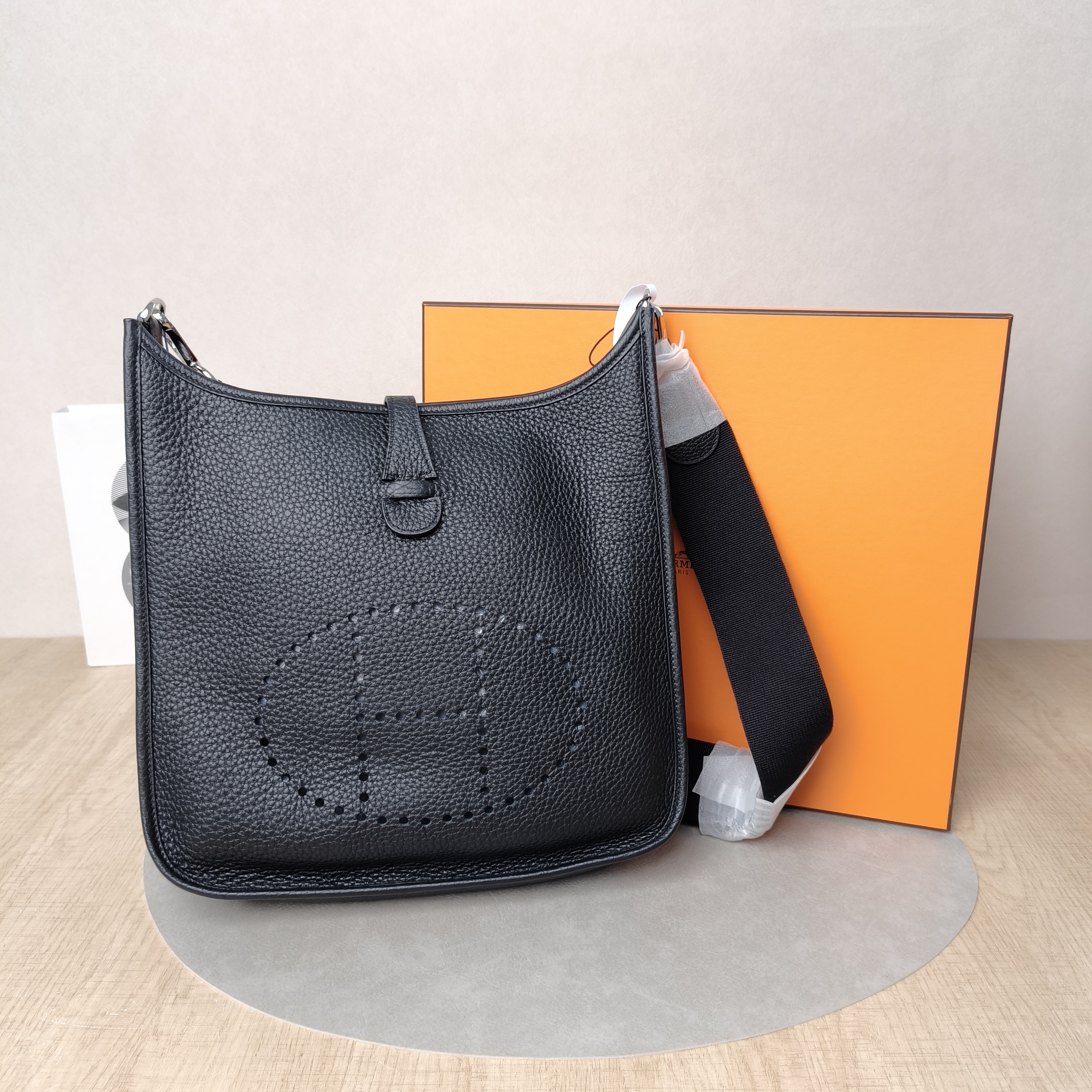 Hermès Crossbody Bag Evelyne 29 29Black Clemence Taurillon TC Calfskin Small29 × 8 × 30 cm — cover view 4 of 6