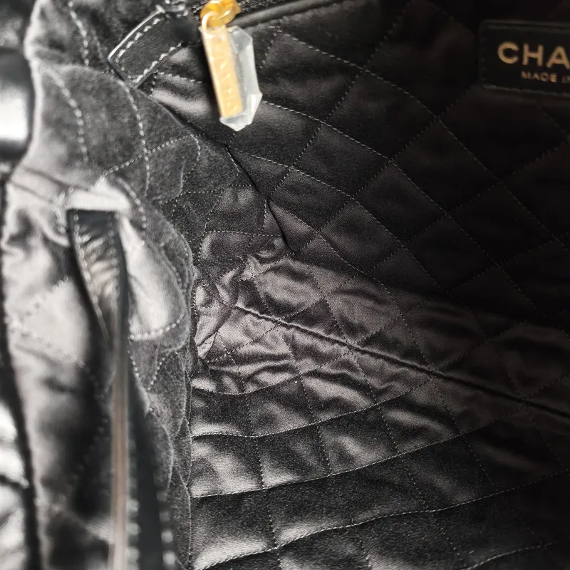 Chanel Shoulder Bag22Bag Black CC alfskin Small35 × 7 × 37 cm — detail view 8 of 14
