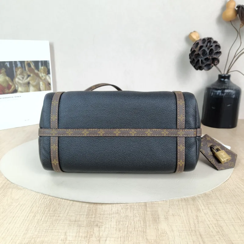 Louis Vuitton Shoulder Bag EXPRESS Shoulder Bag Black Calfskin Small 26 × 13.5 × 17 cm — cover view 3 of 6