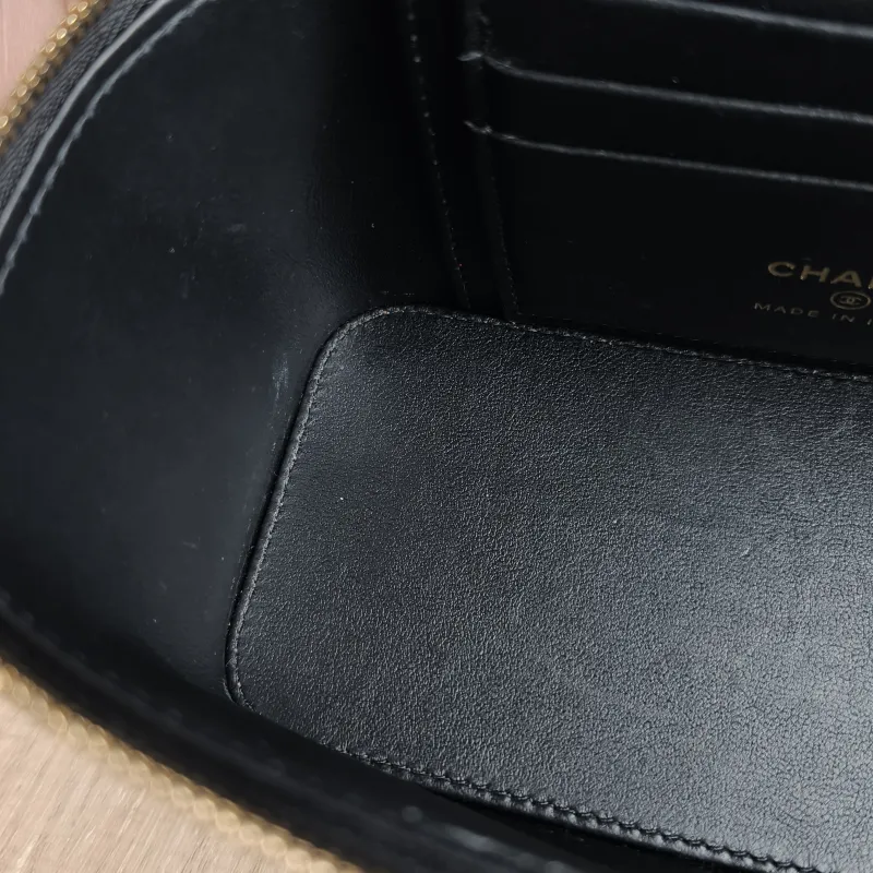 Chanel Crossbody Bag Edition Black with Gold-Tone Hardware Lambskin Mini 16 × 8 × 9.5 cm — detail view 11 of 12