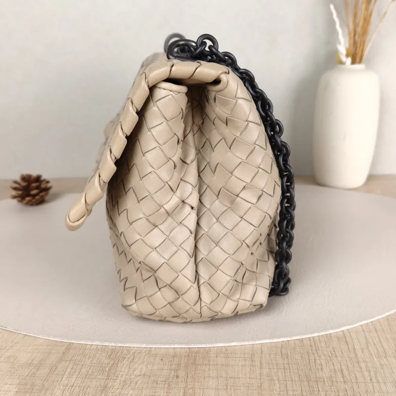 Bottega Veneta Shoulder Bag Woven Messenger Bag Pink Lambskin One Size24 × 8 × 17 cm — detail view 1 of 12