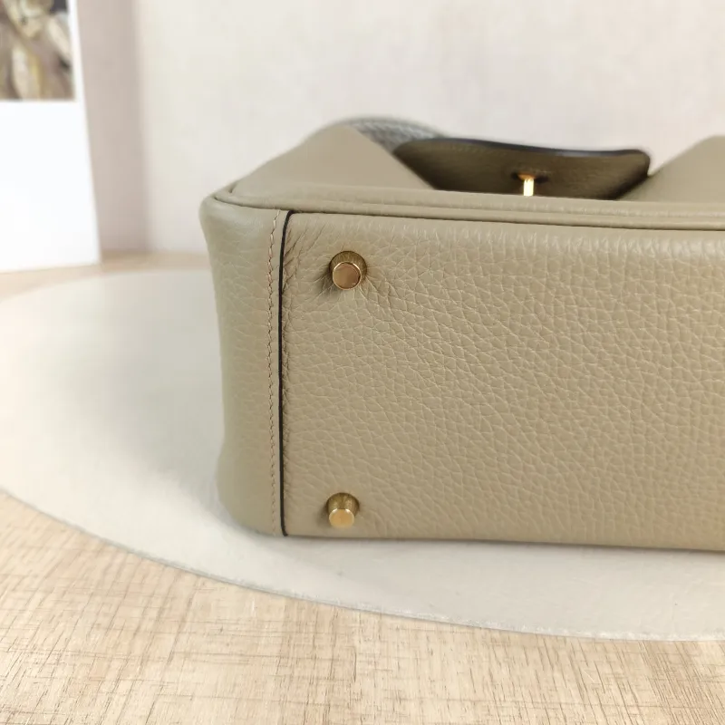 Hermès Crossbody Bag Lindy Mini 19 8Q Beige TC Calfskin Mini 19 × 9.5 × 13 cm G — detail view 10 of 12