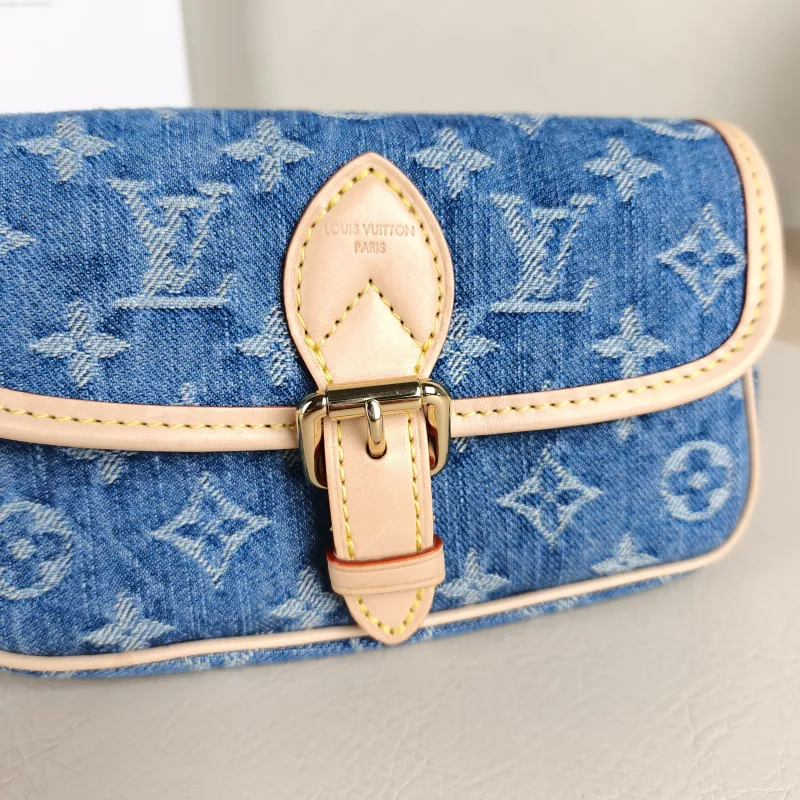 Louis Vuitton Crossbody Bag Diane Baguette Bag Blue nano 19 × 6 × 10.5 cm — detail view 3 of 11