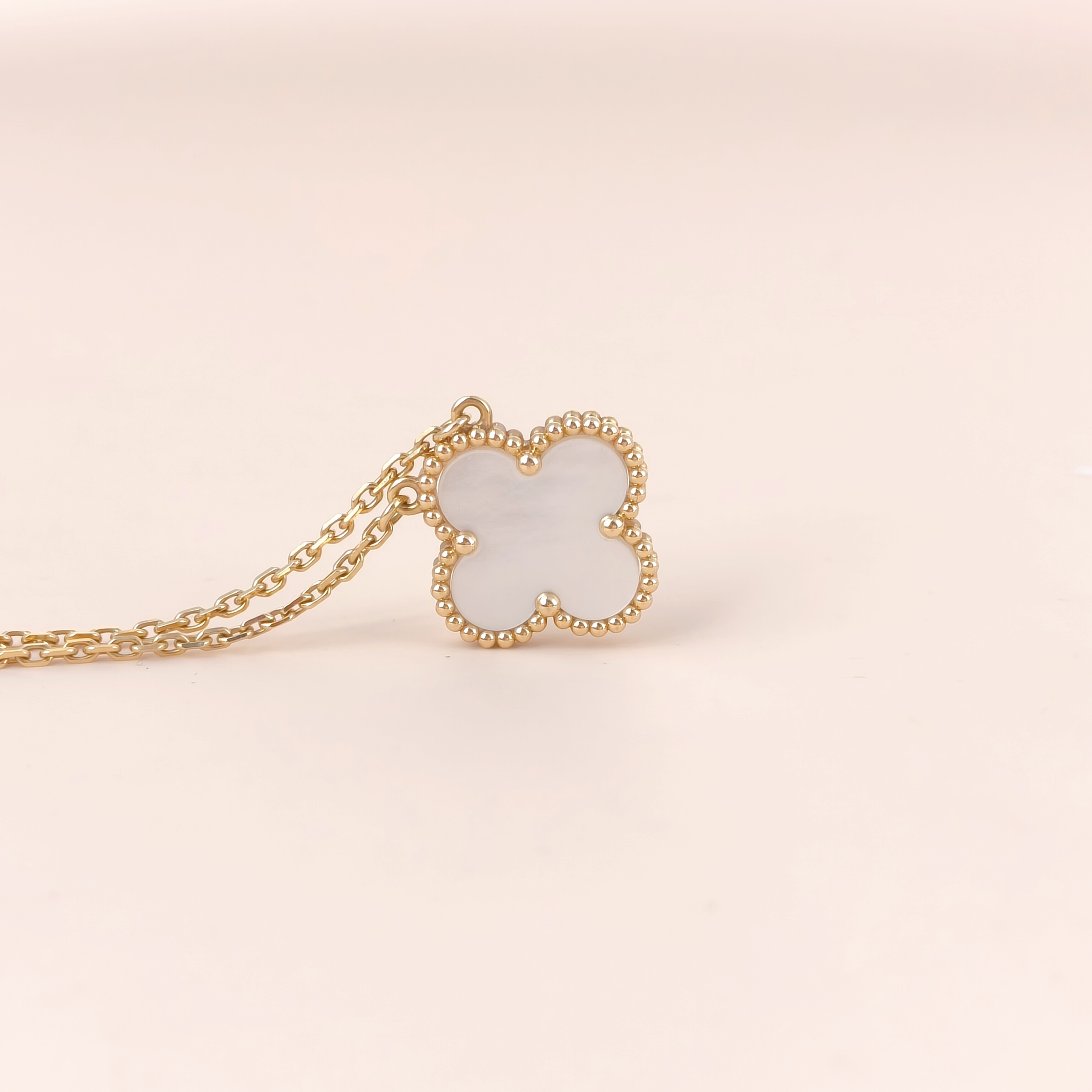 Van Cleef & Arpels Necklace Alhambra Alhambra Collection Necklace White Mother-of-Pearl Pearl · White Mother-of-Pearl18KY ellow Gold Vintage Small42cm — cover view 9 of 9