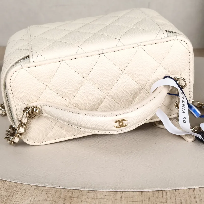 Chanel Crossbody Bag26c Edition Beige Grained Calfskin One Size17 × 8 × 9.5 cm — detail view 8 of 14