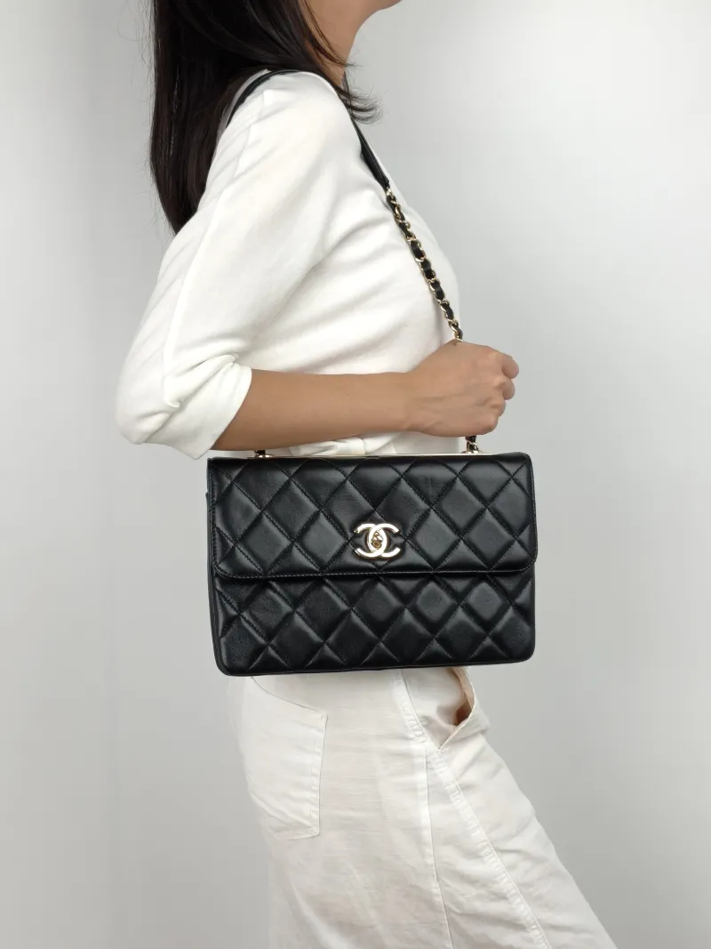 Chanel Shoulder Bagtrendy cc Shoulder Bag Black Lambskin Medium26 × 6 × 17 cm — on-model view 1 of 3