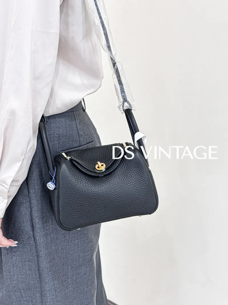 Hermès Shoulder Bag Lindy Mini 19 89Noir Black Taurillon Clemence TC Calfskin Mini 19 × 9 × 13 cm G — on-model view 4 of 6