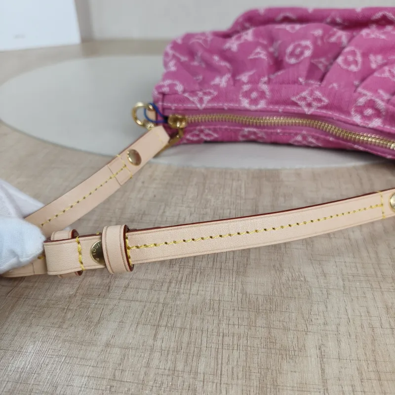 Louis Vuitton Shoulder Bag Pochette Valley Red One Size21 × 7 × 15 cm — detail view 8 of 10
