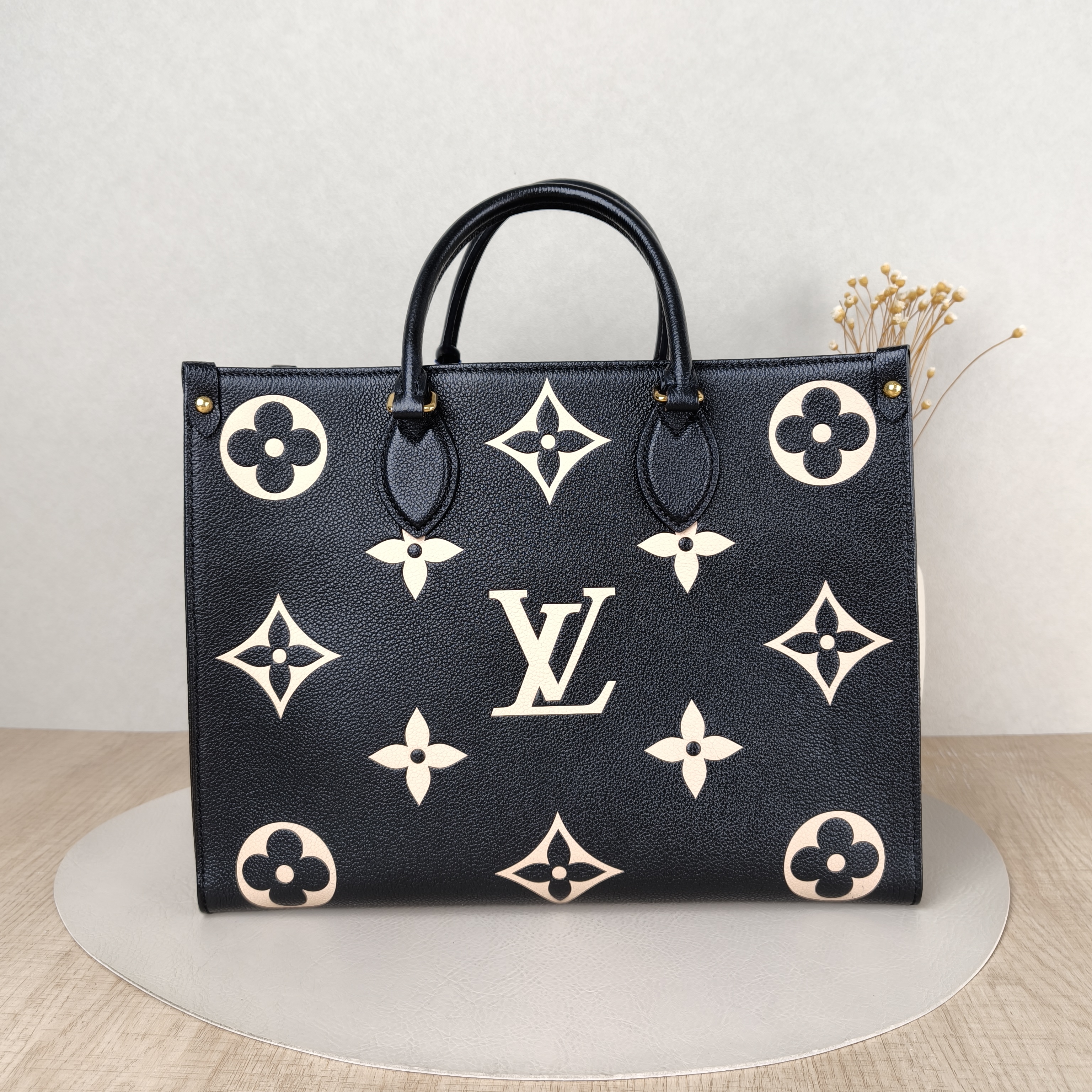 Louis Vuitton Shoulder Bag Onthego Medium Black · White Monogram Empreinte Embossed Calfskin Medium35 × 14 × 27 cm — cover view 2 of 5