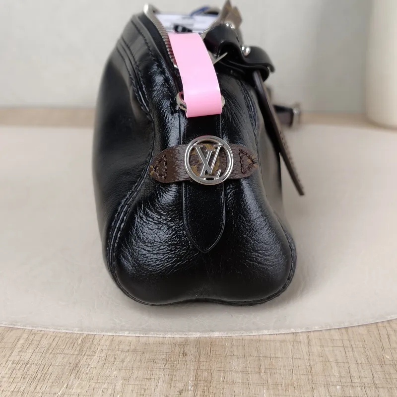 Louis Vuitton Shoulder Bag Pochette Vibe Black SL ambskin One Size 25 × 7.5 × 10 cm — detail view 5 of 10