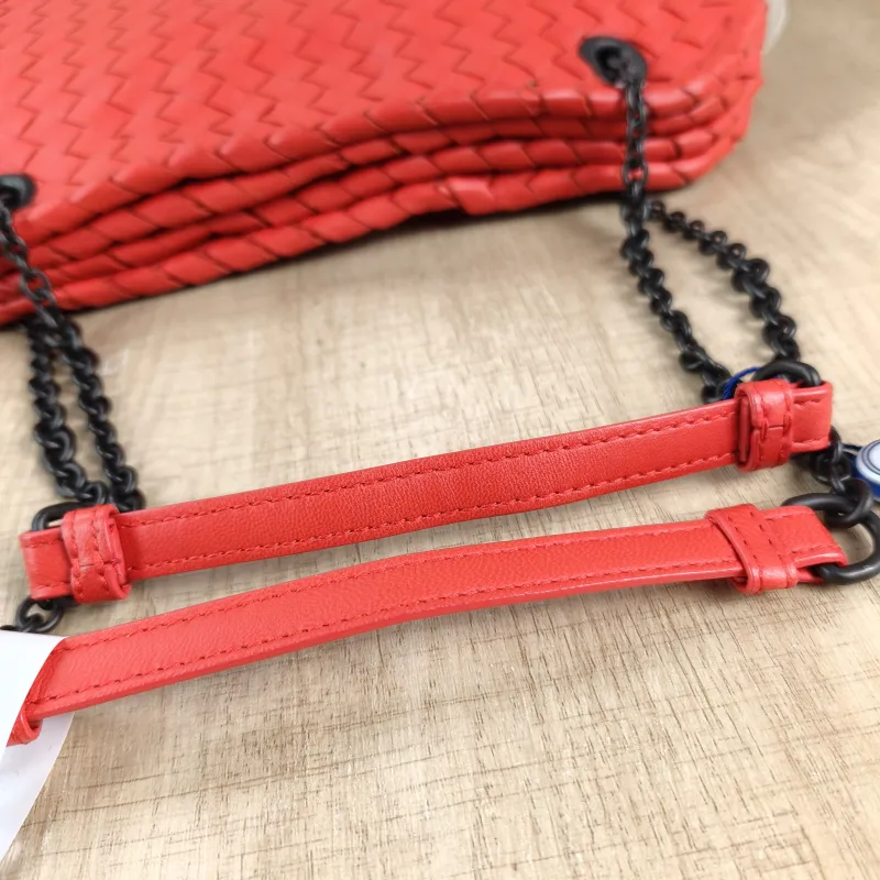 Bottega Veneta Shoulder Bag Shoulder Bag Red Lambskin One Size30 × 4 × 18 cm — detail view 6 of 11