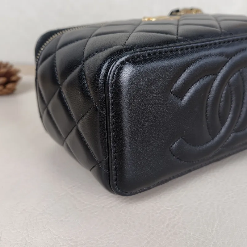 Chanel Crossbody Bag Edition Black Lambskin Mini 16 × 8 × 9.5 cm — detail view 6 of 13