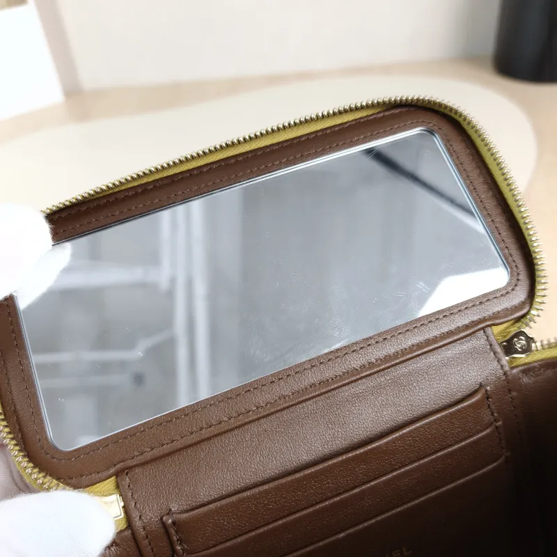 Chanel Crossbody Bag Edition Green Lambskinmini16 × 8 × 9.5 cm — detail view 3 of 14