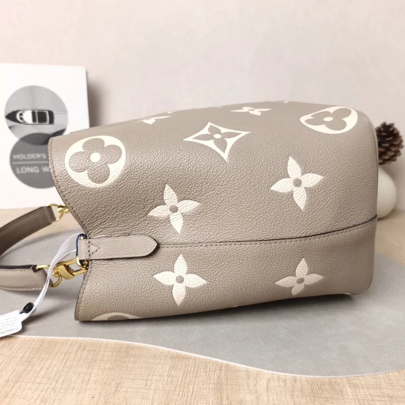 Louis Vuitton Shoulder Bag NÉONOÉ Bucket Bag · White Empreinte Embossed Calfskin Medium 26 × 17.5 × 26 cm — detail view 8 of 13