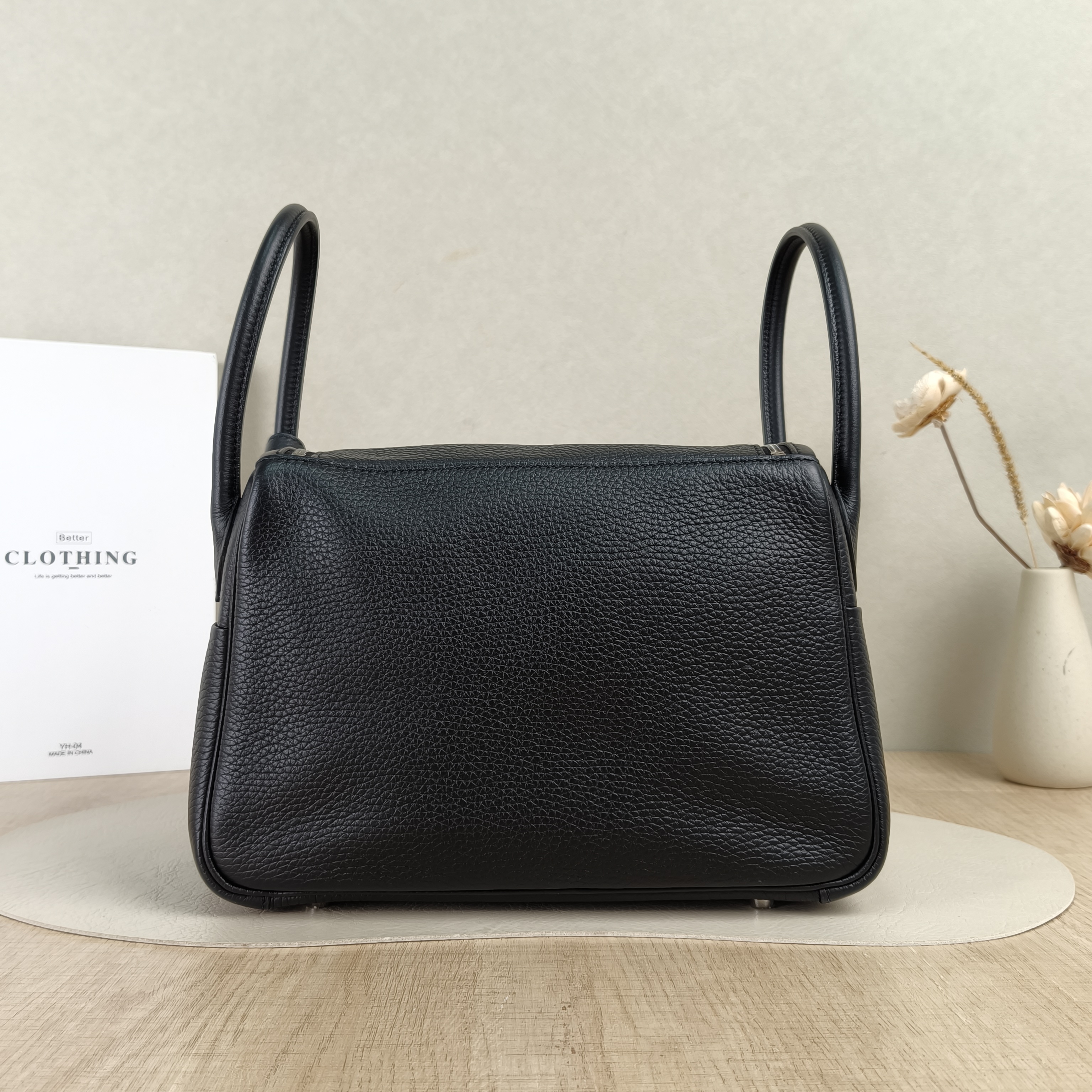 Hermès Crossbody Bag Lindy 26Black Taurillon Clemence TC Calfskin Small26 × 12 × 18 cm — cover view 3 of 6