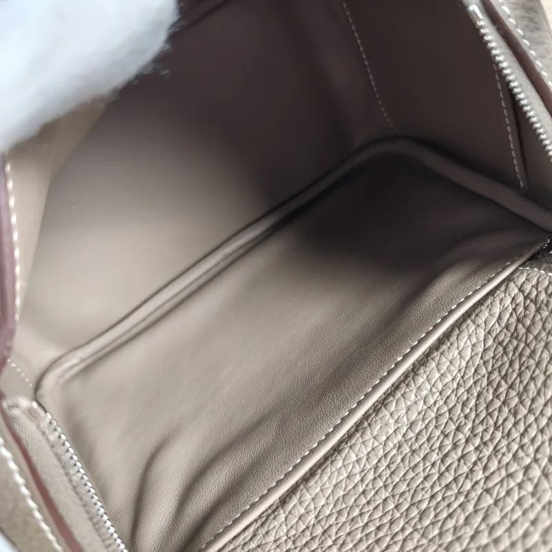 Hermès Crossbody Bag Lindy Mini 1918 TC Calfskinmini19 × 9.5 × 13 cm — detail view 10 of 12