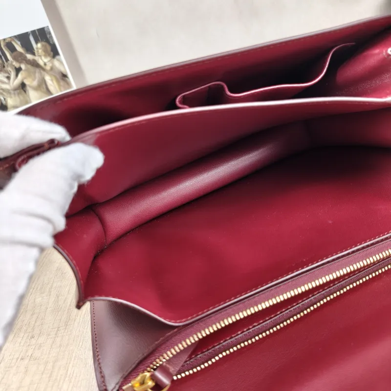 CELINE Crossbody Bag Classic Box Red Calfskin Medium24 × 7 × 18 cm — detail view 7 of 13