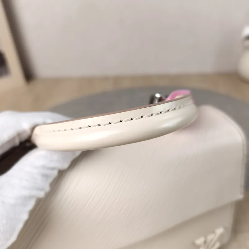Louis Vuitton Crossbody Bag CLUNY White Epi Embossed Calfskin Mini 20 × 7.5 × 16 cm — detail view 7 of 13