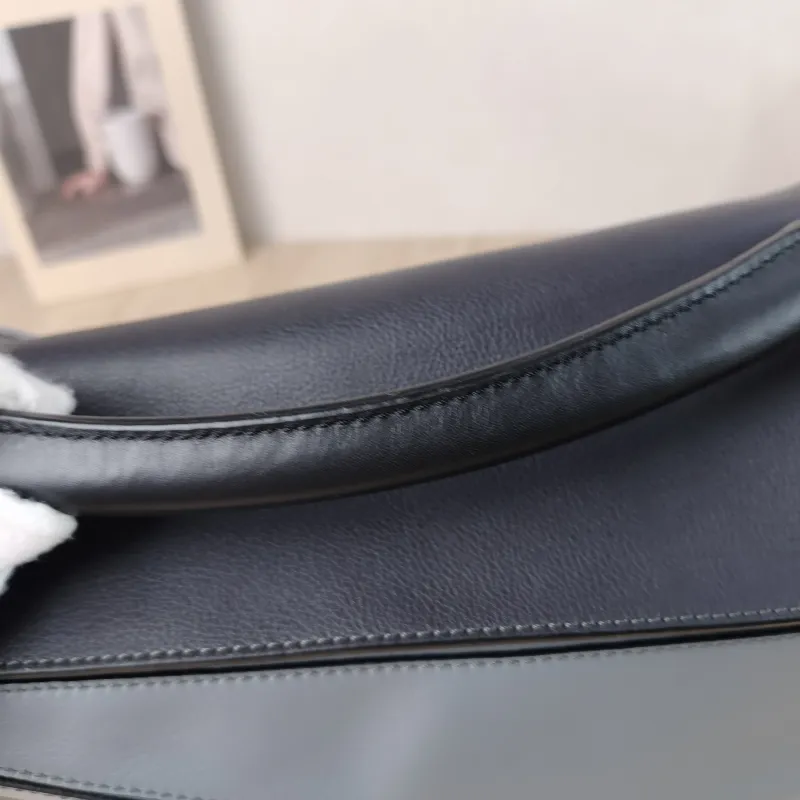 LOEWE Crossbody Bag Puzzle Colorblock Calfskin Medium 29 × 14 × 19.5 cm — detail view 1 of 15